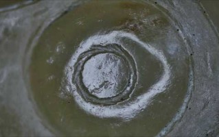 市面兽面玉牌仿品遍地！如何看懂兽面纹饰时代特征？微距微观教你识别古玉解玉砂工痕，避开仿古玉收藏陷阱。