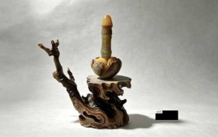 莲心藏玉，木座承禅——莲台玉柱文房赏石摆件赏析