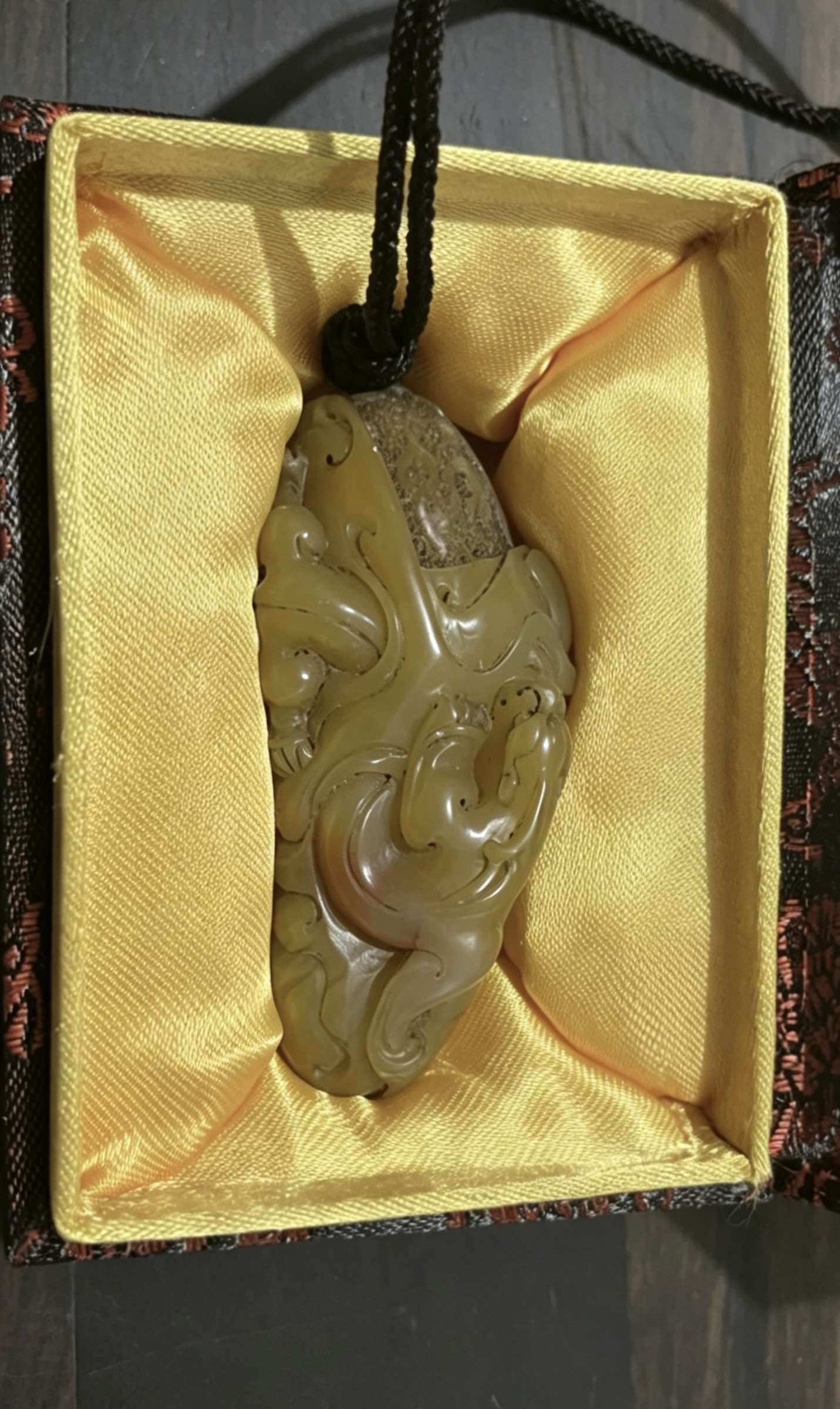 寿山石螭龙纹随形手把件：