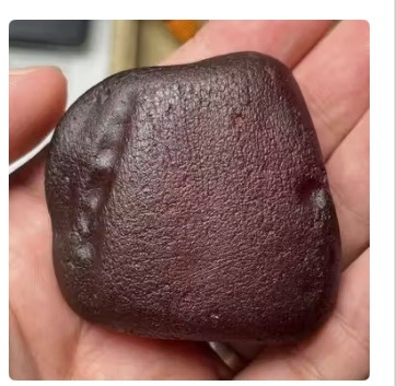 深紫红全皮蜜蜡原石赏析：乌克兰红皮蜜蜡的产地、品相与市场价值