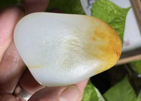 和田玉籽料价差悬殊：几百至数十万每克，品质、皮色、完整度是定价核心