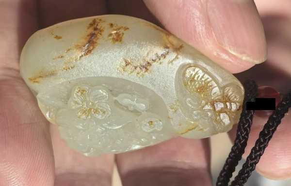 籽玉留皮雕蝶恋花：一方原石藏尽东方温柔