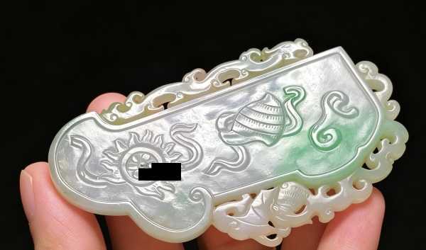 翠藏八宝，玉载清宁——飘绿翡翠法轮海螺佩