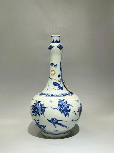 青花四季花鸟纹蒜头瓶｜陈设佳器，器型、青花、底胎需综合研判，收藏谨防高仿。