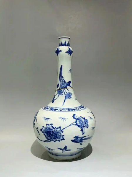 青花四季花鸟纹蒜头瓶｜陈设佳器，器型、青花、底胎需综合研判，收藏谨防高仿。