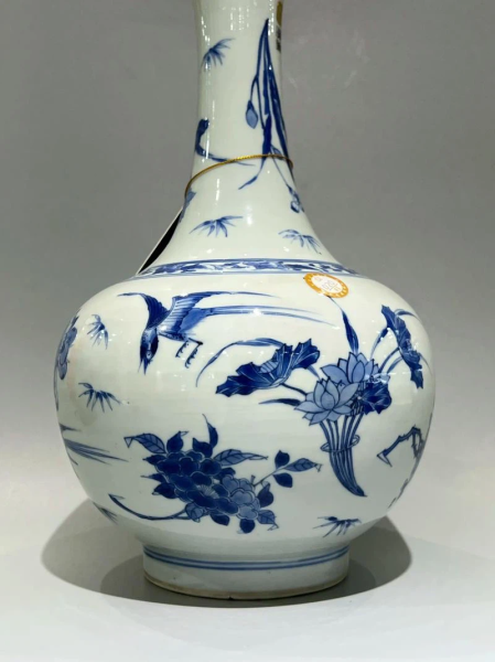 青花四季花鸟纹蒜头瓶｜陈设佳器，器型、青花、底胎需综合研判，收藏谨防高仿。