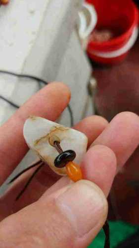 新旧牙角色差解析，自然沁色与人工染色甄别