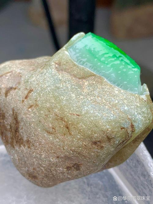 老翡翠沁色识别，自然岁月沁染与人工做旧区别