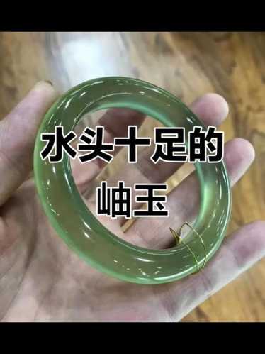 岫玉水头纹理辨识，天然絮纹棉杂与机器压制假纹破绽解析