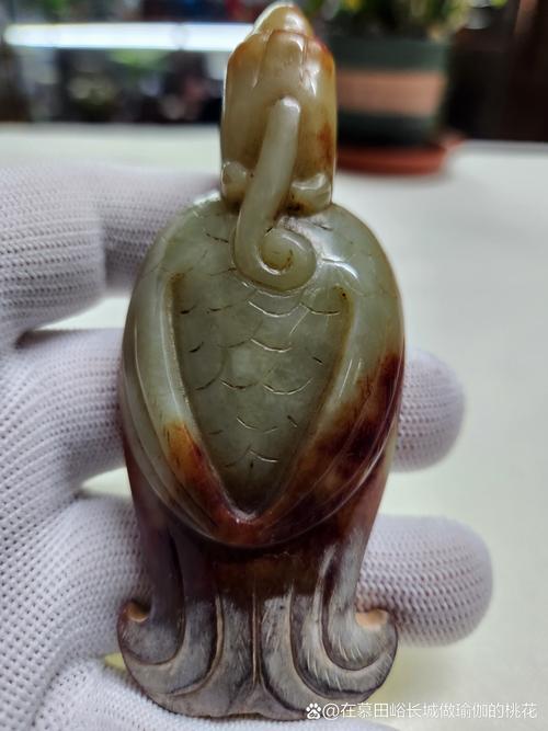 老岫岩玉传世包浆鉴赏,自然老化皮壳与人工仿古做旧分辨 老岫岩玉传世包浆鉴赏,自然老化皮壳与人工仿古做旧分辨
